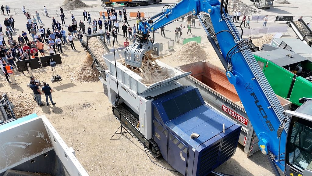 Lindner Merak 2800 DT shredding at IFAT